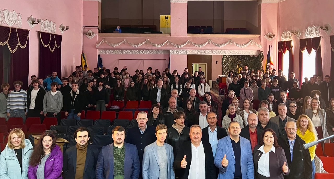Спільне фото учасників освітньої профорієнтаційної зустрічі