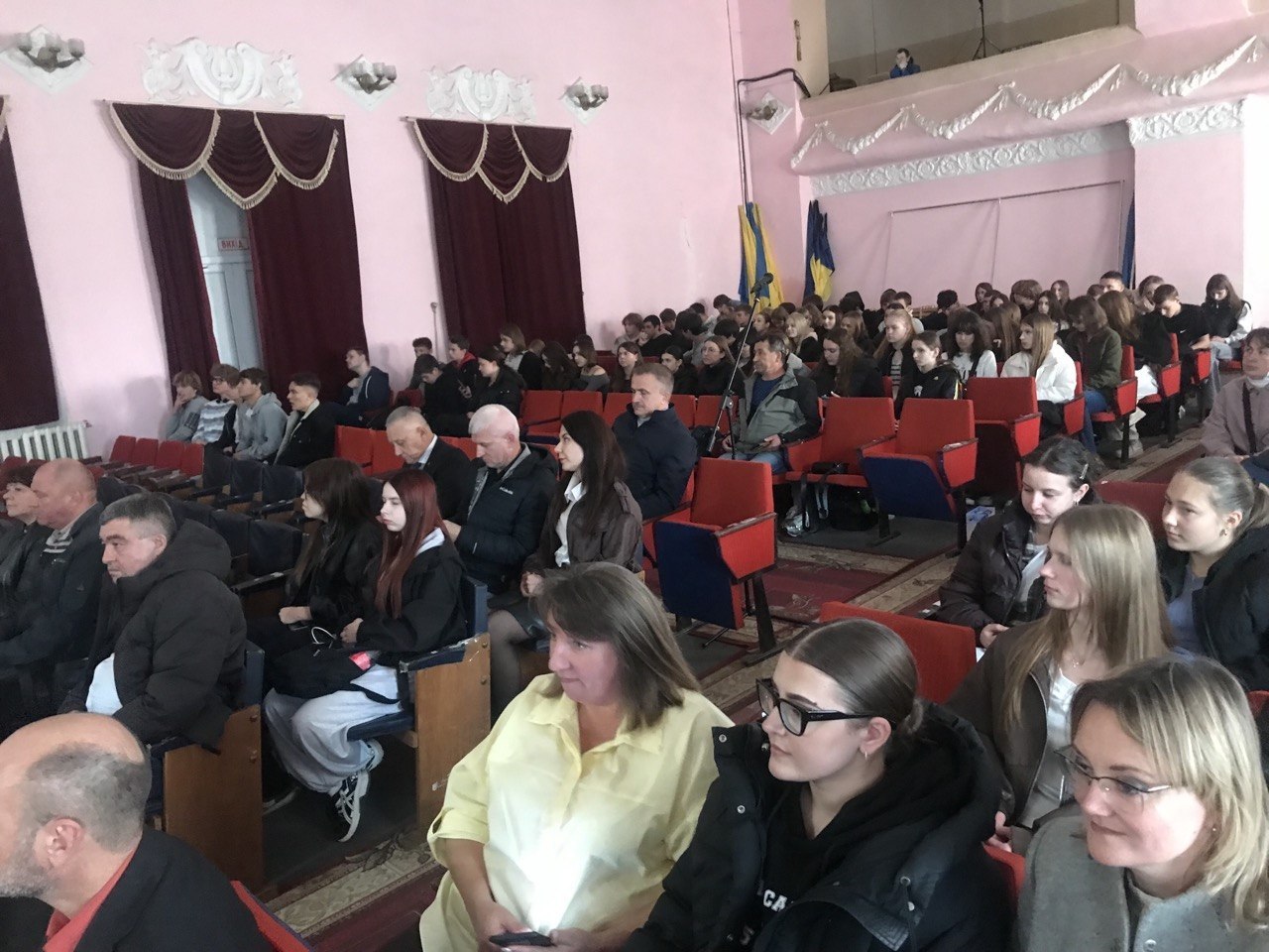 Учасники зустрічі під час презентацій закладів вищої освіти